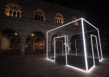 Como Broletto piazza Grimoldi installazione di 8208 Light Design Festival