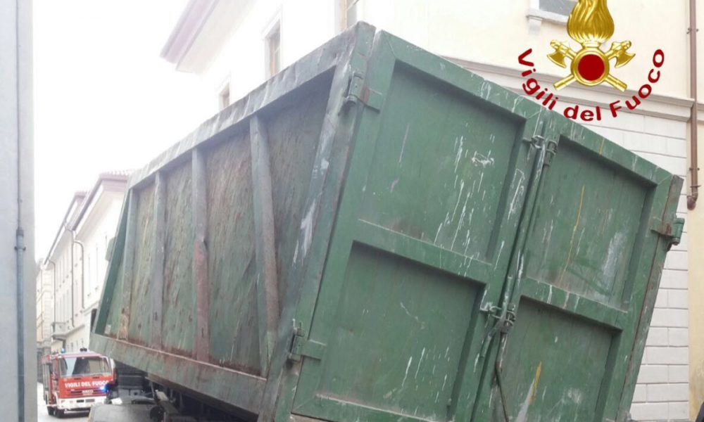 Cassone pericolante, intervento dei vigili del fuoco in centro storico a Como