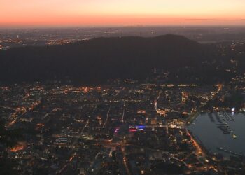 Como vista dall'alto di notte