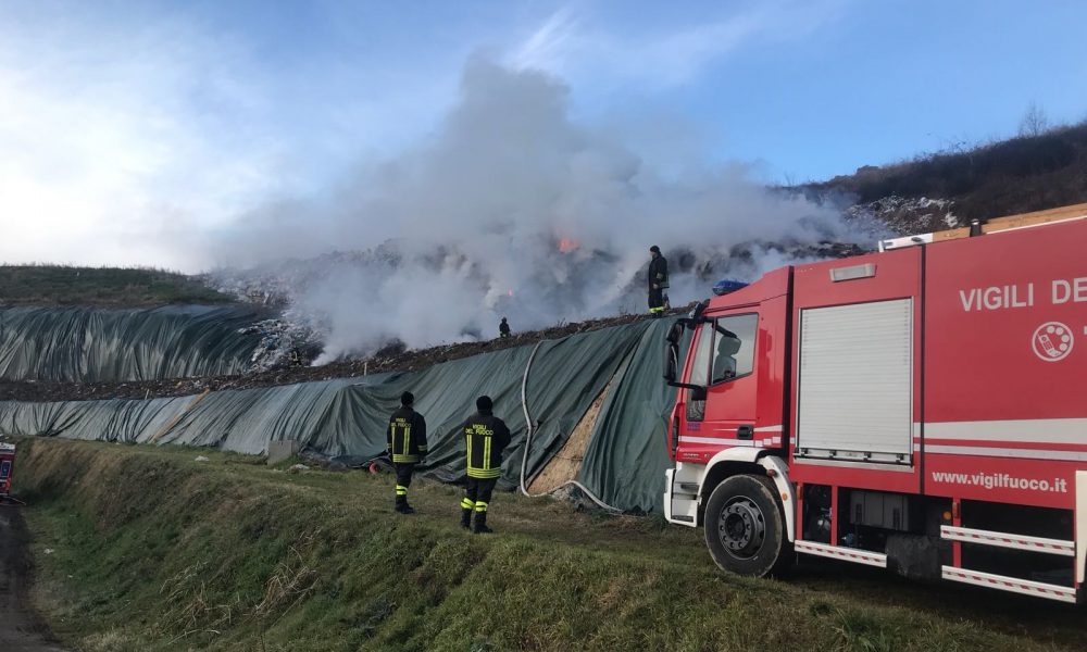 Discarica in fiamme a Mariano Comense, l’incendio scoppiato nella notte