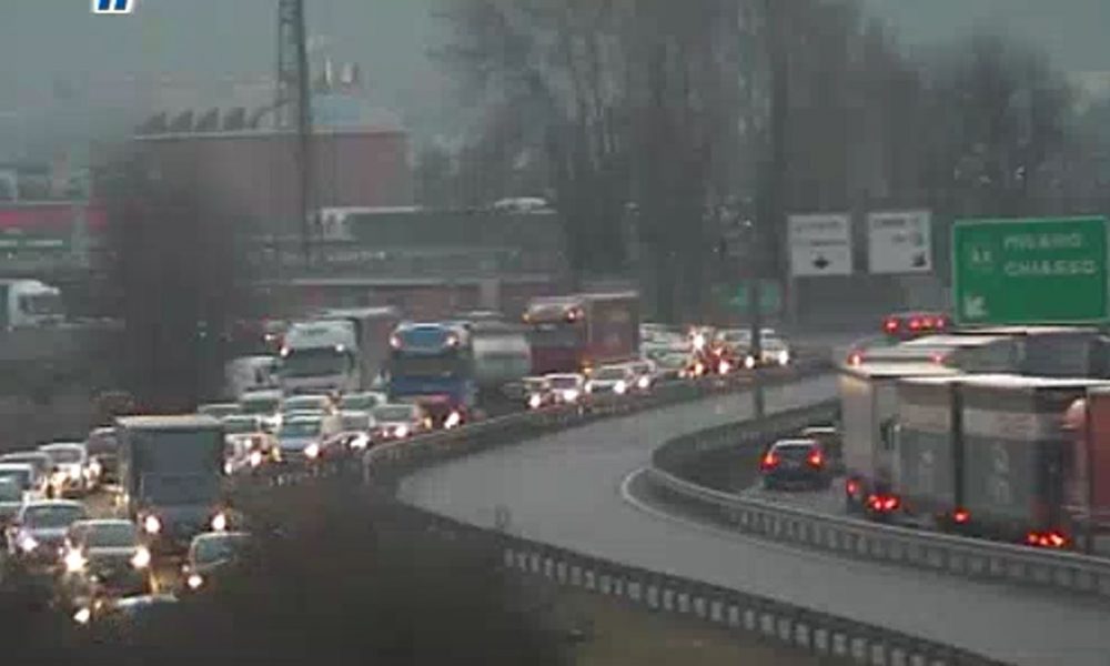 Dogana svizzera chiusa, lunghe code e rallentamenti alla viabilità