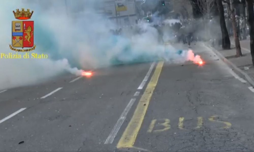VIDEO – Follia ultras: scontri dopo Como-Varese, il filmato della Polizia di Stato