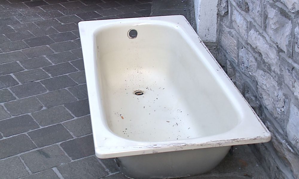 Como, storia di ordinario degrado urbano. Qualcuno ha abbandonato una vasca da bagno in piazza Martinelli