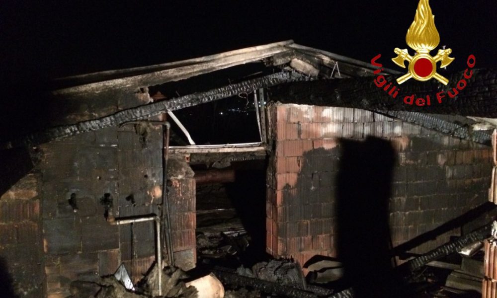 Incendio nella notte a Breccia, distrutta una mansarda in via Spina Verde