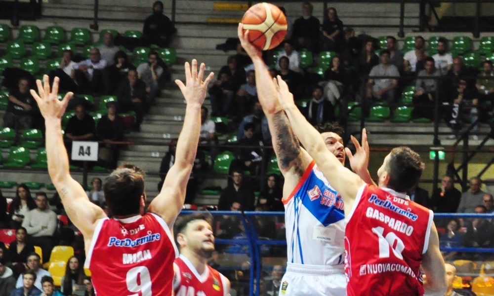 Basket, Cantù-Pistoia. Seconda vittoria consecutiva per i biancoblù: 106 a 85