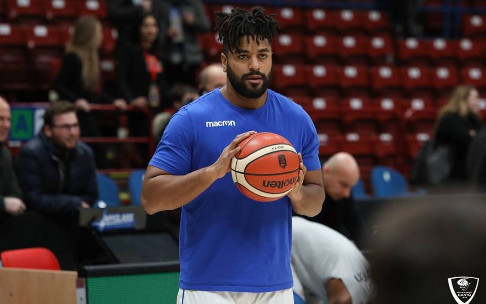 Basket, la Pallacanestro Cantù risolve con Davide Raucci
