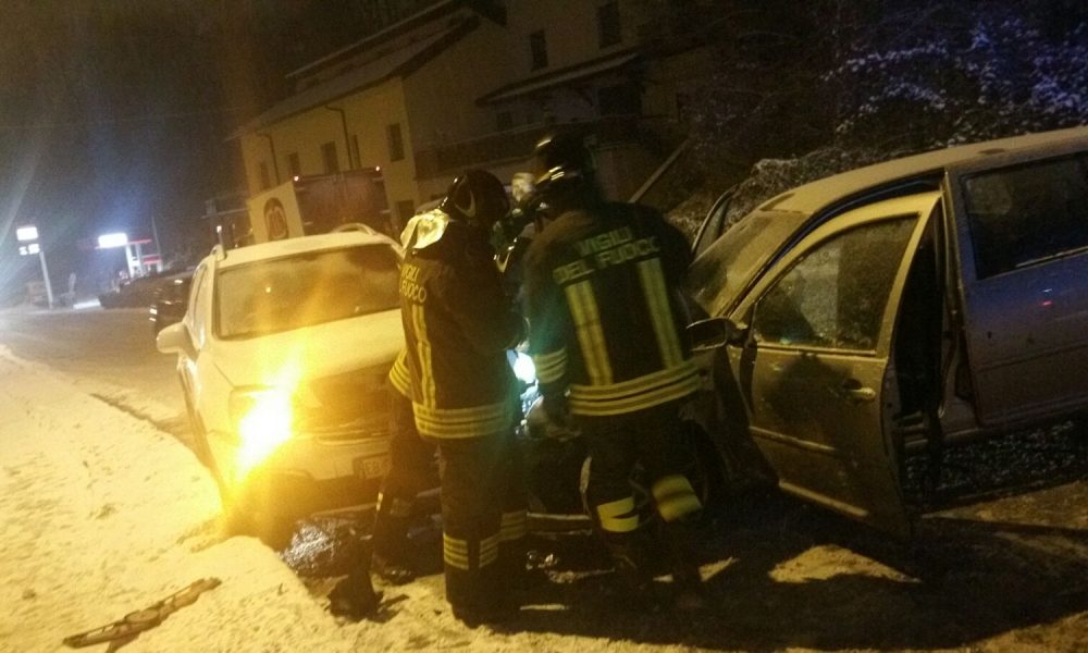 Incidente all’alba a Mariano Comense, scontro tra due auto e un camion. Un ferito