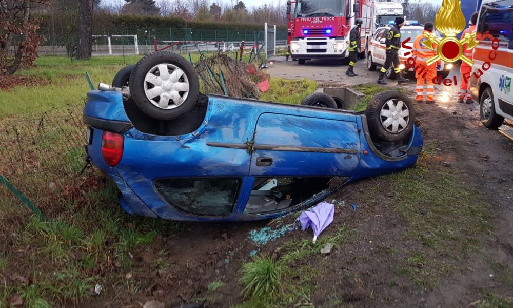 Incidente a Mariano Comense, auto ribaltata sulla Novedratese