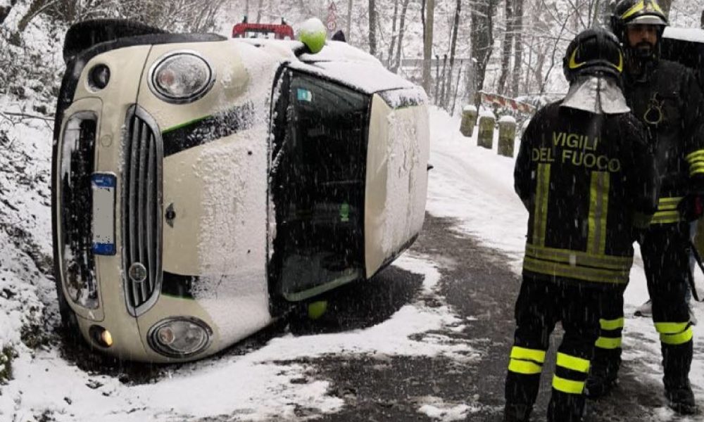 Incidente a Como, auto perde il controllo e si ribalta sulla Valfresca