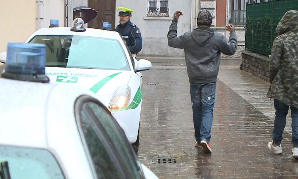 Como, blitz dei vigili: venti senzatetto accampati in biblioteca, otto senza documenti. Uno era stato espulso