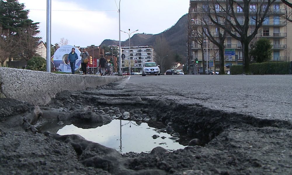 Buche comasche, strade colabrodo. L’assessore Bella: “Due milioni a bilancio per le asfaltature”