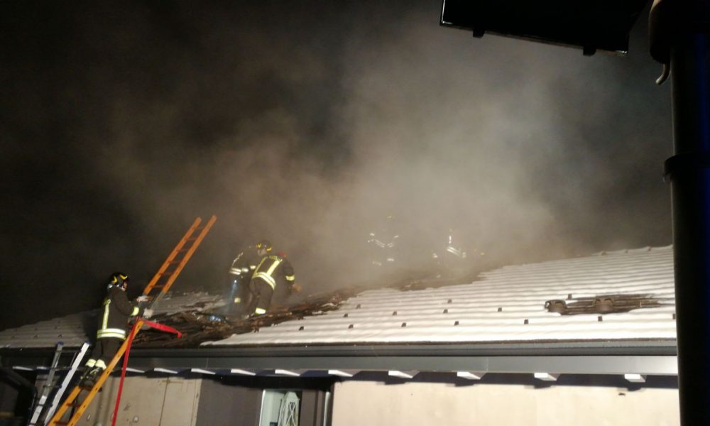 Tetto in fiamme a Montano Lucino, intervento dei vigili del fuoco da Como e Appiano Gentile