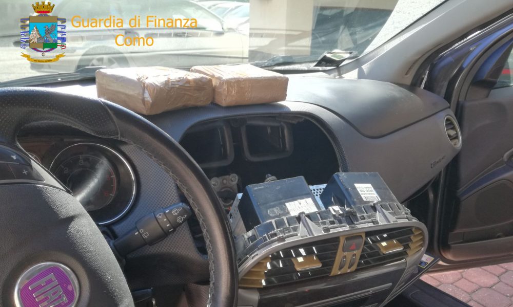 Un chilo di droga nel vano dell’autoradio: albanese arrestato a Lomazzo