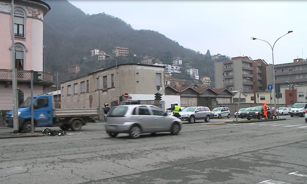 Como, incidente in viale Innocenzo. Mezzo si schianta contro semaforo