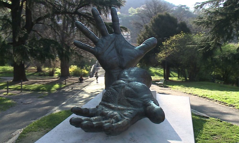 Como, monumento “Le Mani”, domenica il 18esimo anniversario dell’inaugurazione