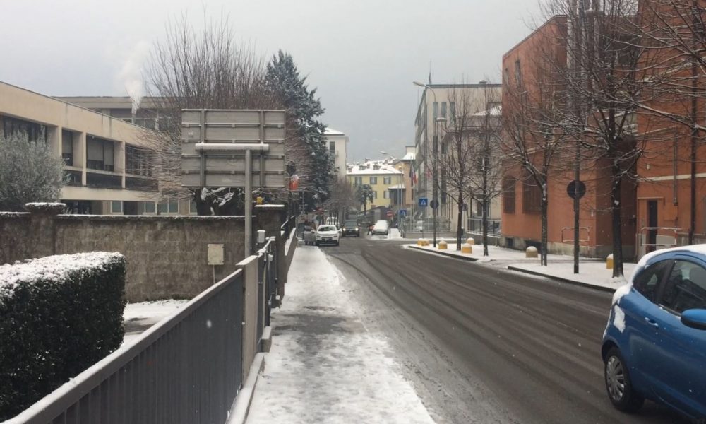 Neve e freddo, marciapiedi ghiacciati. Disagi limitati sulle strade, problemi per i pedoni
