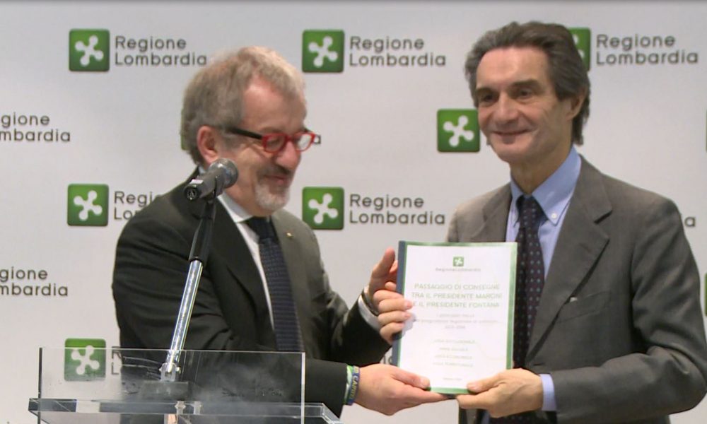 Regione Lombardia, il passaggio del testimone tra Maroni e Fontana