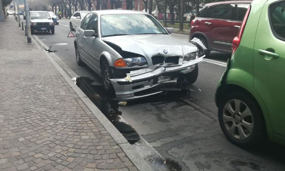 Como, maxi tamponamento sul lungolago