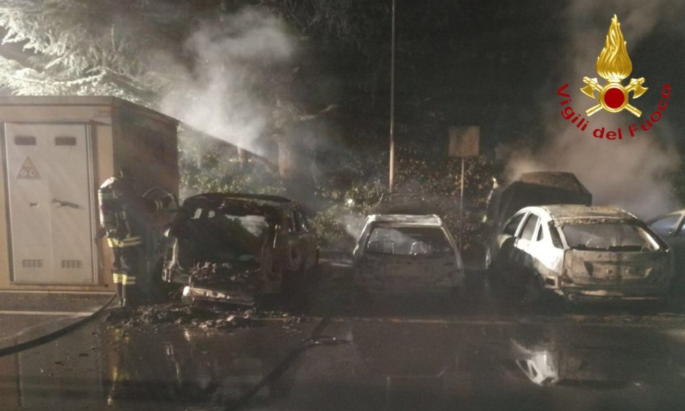 Incendio nella notte a Uggiate Trevano, quattro auto bruciate