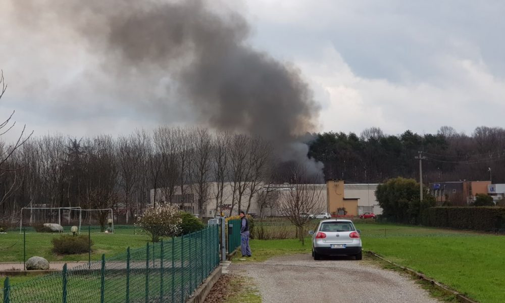Oltrona San Mamette, ancora fiamme nella ex tessitura, vigili del fuoco al lavoro
