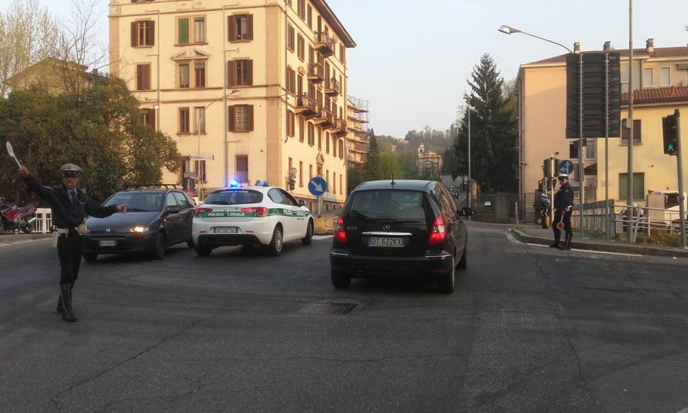 Grossa perdita di gasolio sulla statale per Lecco, agenti della polizia locale e stradale impegnati a gestire il traffico