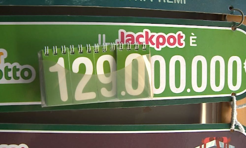 Superenalotto, jackpot da 129 milioni di euro. I comaschi sfidano la dea bendata