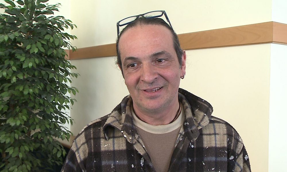 Statale Regina, un artista di Erba regala i sassi della frana ai passanti