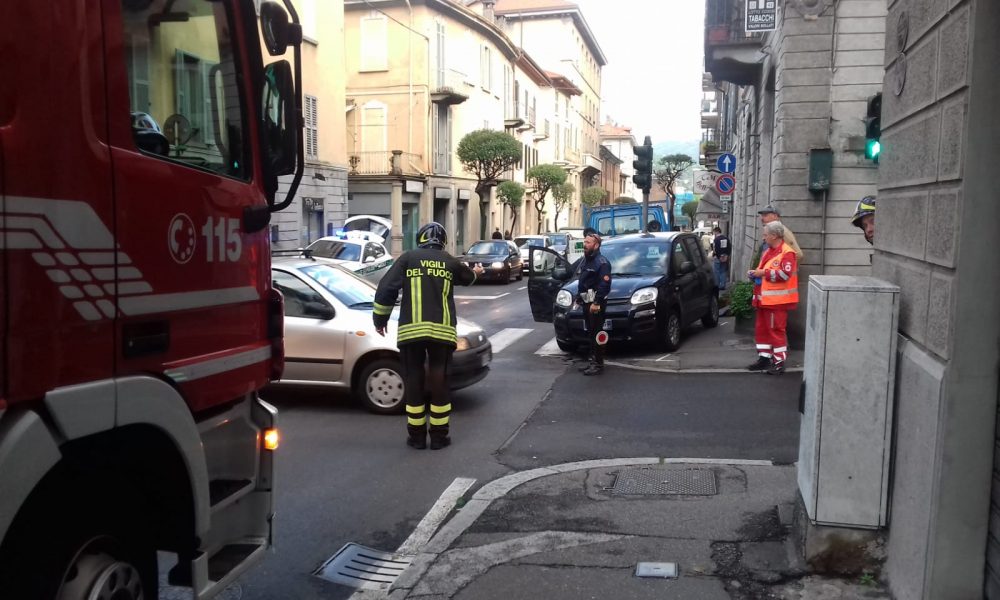 Como, incidente auto-furgone in via Dante. Ferite lievi per una donna