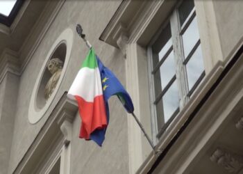bandiera italiana fuori dal liceo volta