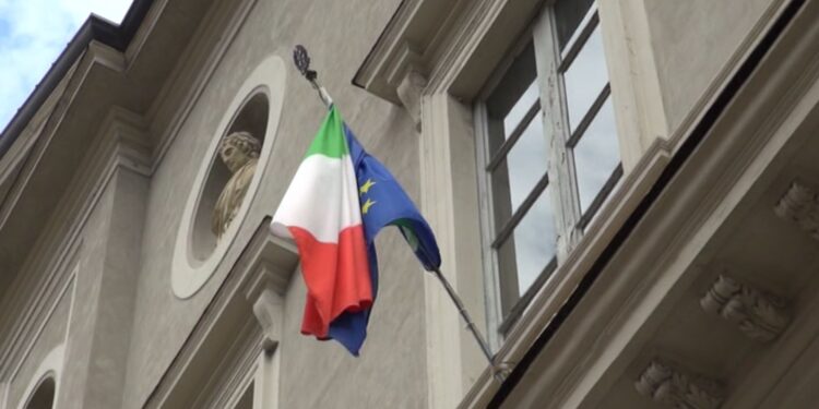 bandiera italiana fuori dal liceo volta
