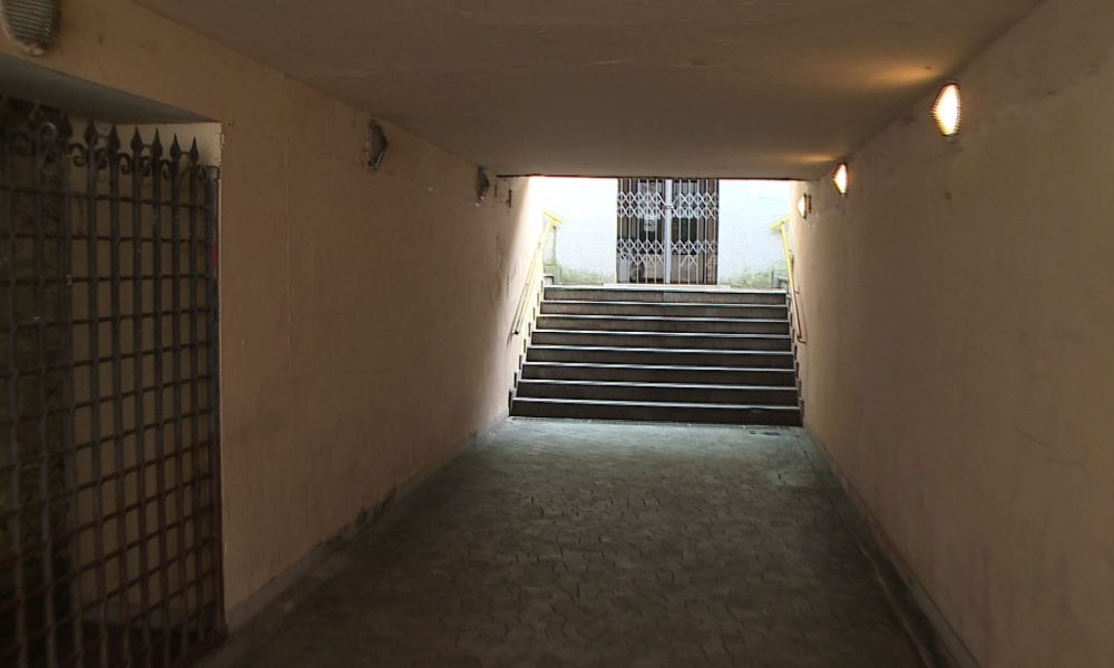 Degrado nel sottopasso di piazza Vittoria, Palazzo Cernezzi risponde alle lamentele dei cittadini