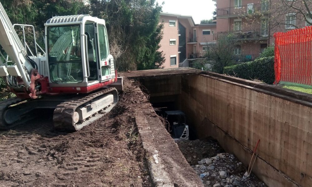 Lavori alle fognature, allestito il nuovo ponte pedonale in via Valbasca