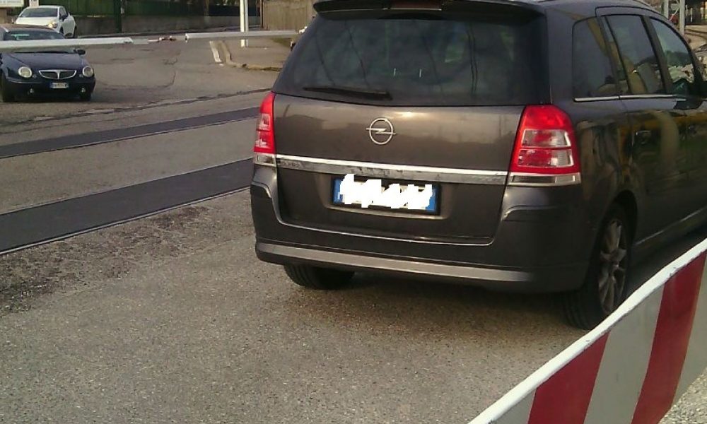 Auto sui binari, poliziotto salva mamma e figlio. Intervento di un agente fuori dal servizio in via Scalabrini