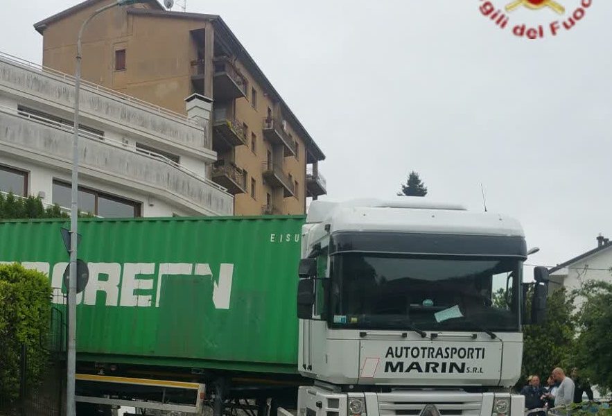 Cantù, Tir incastrato in via Asiago. Intervento dei vigili del fuoco per liberarlo