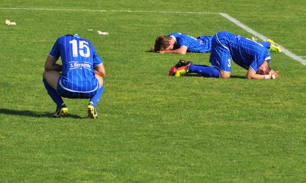 Disastro azzurro: il Gozzano perde clamorosamente, ma il Como non ne approfitta. Piemontesi promossi, lariani ai playoff