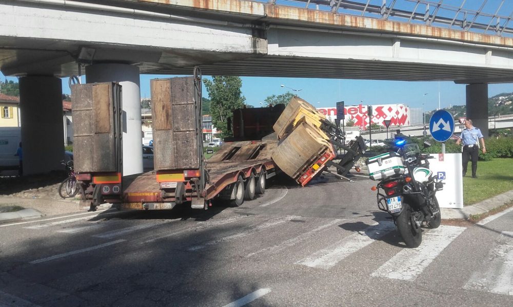Como, autocarro contro il cavalcavia di via Asiago. Traffico paralizzato