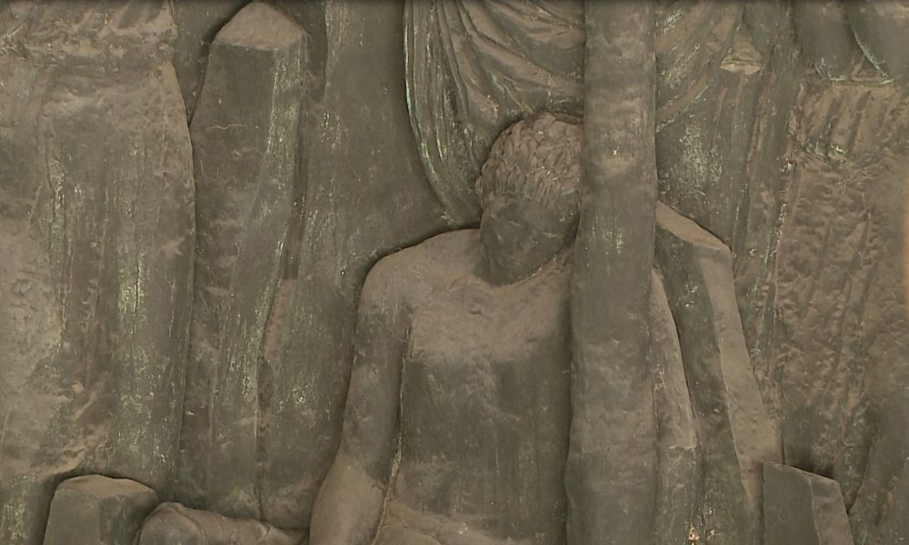 Sgarbi promuove l’opera di Martini, la “Deposizione di Cristo” al Setificio