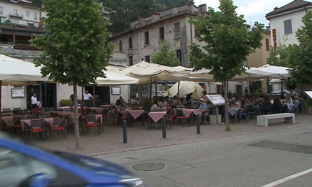 Movida in piazza De Gasperi: ancora nessuna ordinanza, ma il caso diventa politico