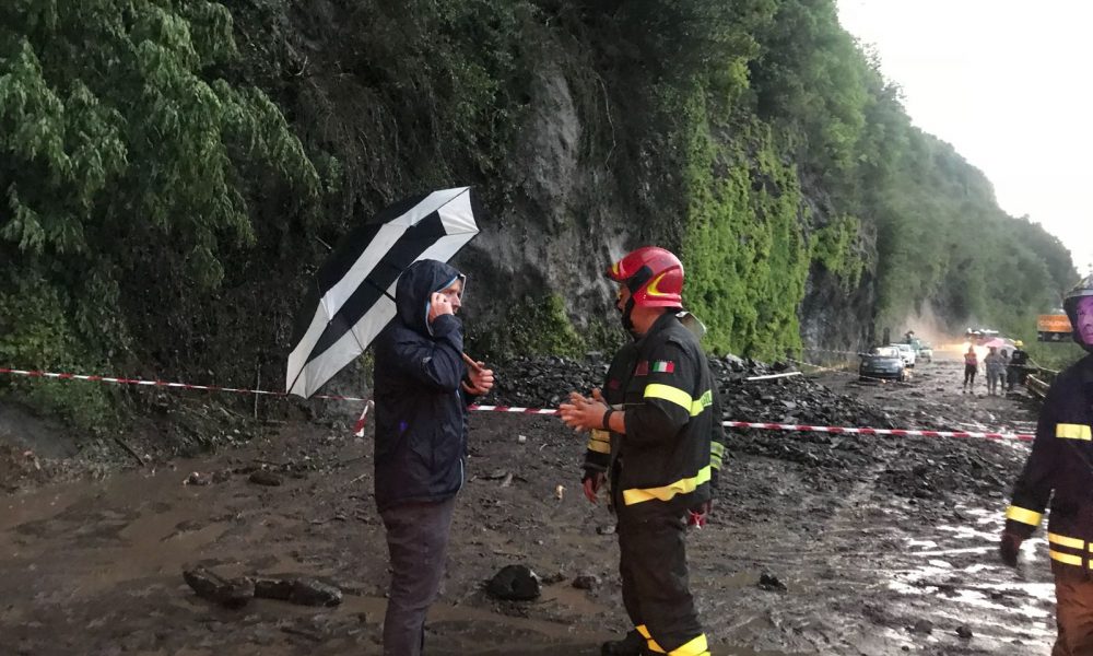 Maltempo, frana ad Argegno: strada statale Regina bloccata in entrambe le direzioni