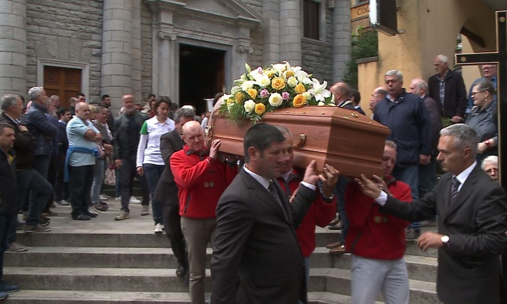 L’ultimo saluto a Roberto Caminada. Folla ai funerali dell’alpinista comasco morto in Valle d’Aosta