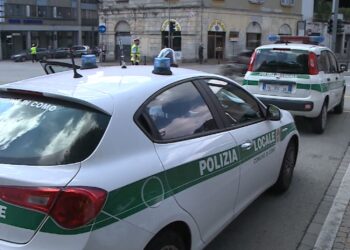 un'auto della polizia locale