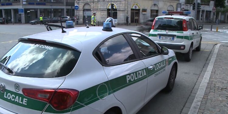 un'auto della polizia locale