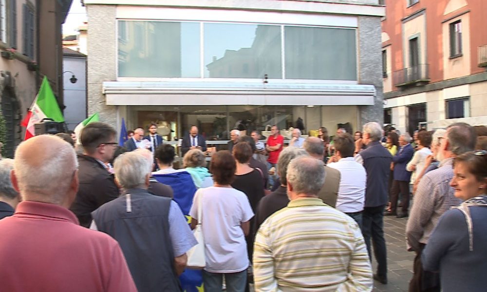 Ieri il Pd comasco è sceso in piazza in difesa di Mattarella e dei valori della Costituzione