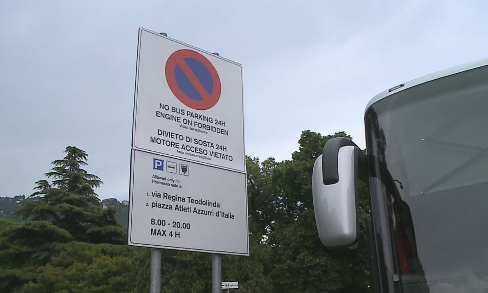 Pullman turistici in zona stadio, scattano i controlli della polizia locale di Como