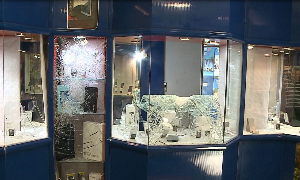 Spaccata nella notte al negozio Tim di via Milano. Il titolare: “Non se ne può più. Si faccia qualcosa”