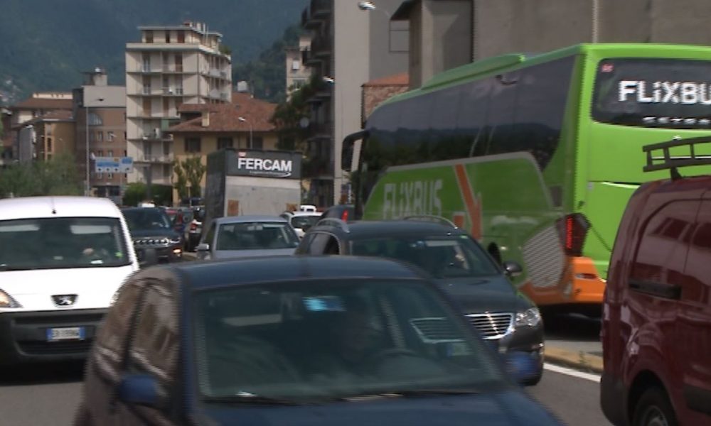 Un’altra mattinata di traffico. Tir in coda verso la dogana dopo la chiusura di ieri