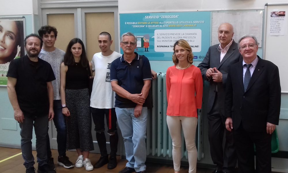 Fumetti nei centri prelievi di via Napoleona e di Cantù, i cartelli degli studenti del Setificio