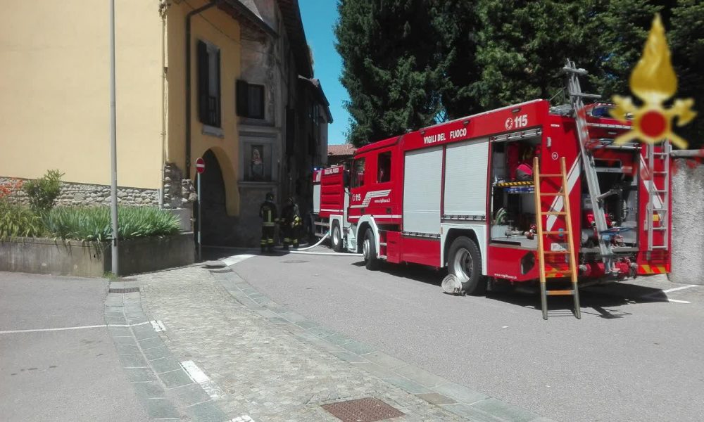 Incendio a Binago, paura per nonna e bimbi. Fiamme in un appartamento, in salvo i presenti