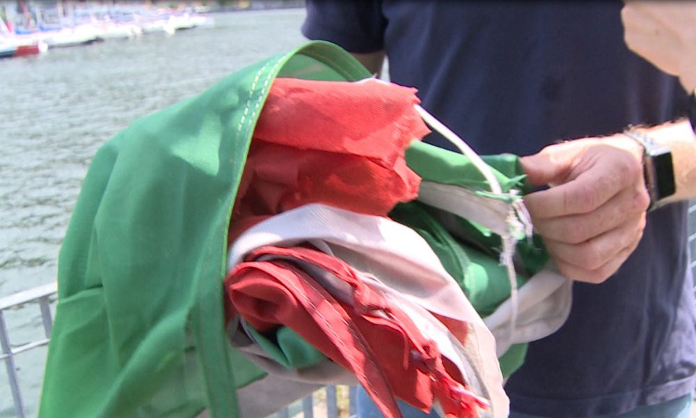 Tricolore a brandelli sul lungolago, sostituito dal consigliere Rapinese: “È una vergogna”