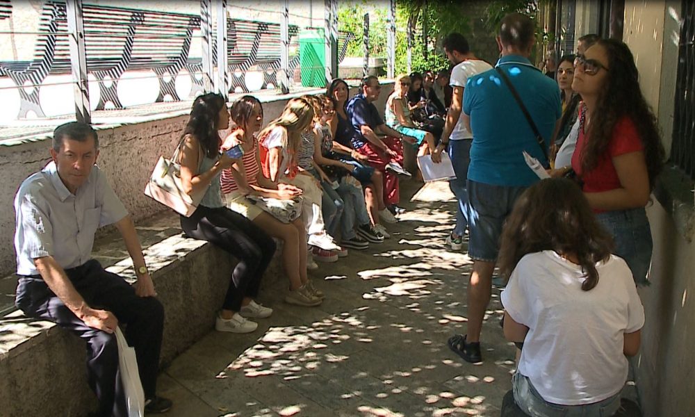Tutti in fila sognando il cinema. I casting per Boldi e De Sica e per il film americano